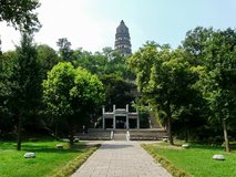 Холм тигра Хуцю в Сучжоу. Наклонная пагода Храма Облачных скал