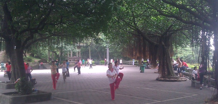 Гимнастика на горе Байюнь в Гуанчжоу