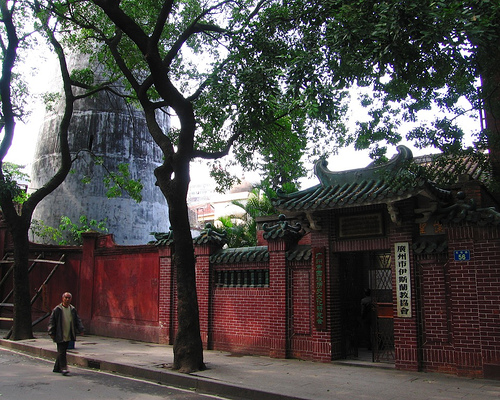 Мечеть в гуанчжоу - вид с улицы