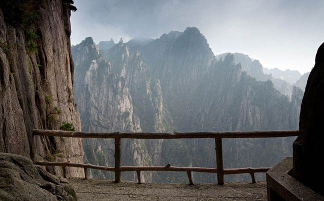 Хуаншань - ограда тропы под дерево