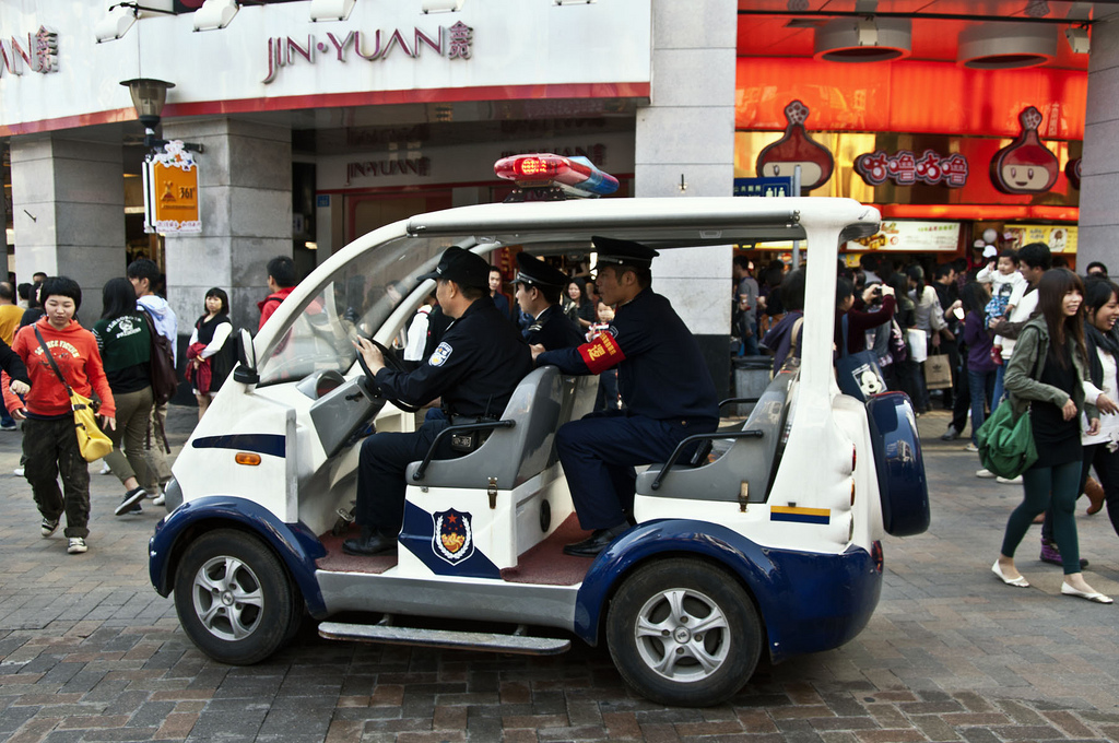 Патрулирование улиц полицией - Гуанчжоу