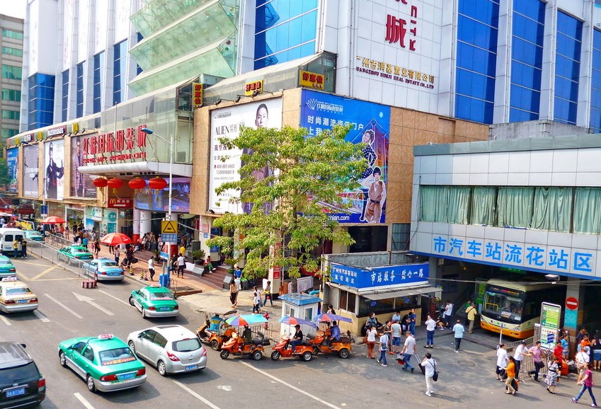 На улице Гуанчжоу - автобусный парк