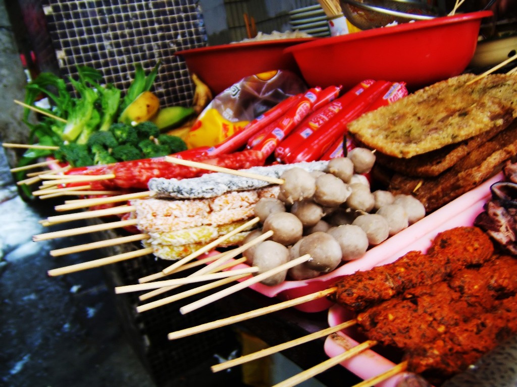 Еда на  лотках на улицах Гуанчжоу