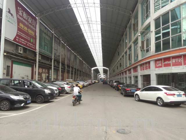 Парковка на рынке мебели в Фошане