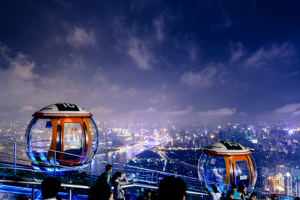 Кабинки колеса обозрения и смотровая площадка телевышки Ганчжоу