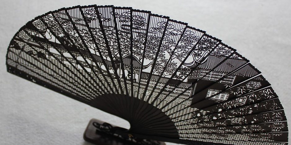 Сандаловый веер ручной работы в Сучжоу