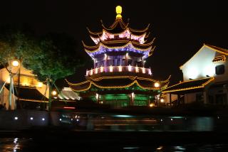 Достопримечательности Сучжоу - павильон ночью