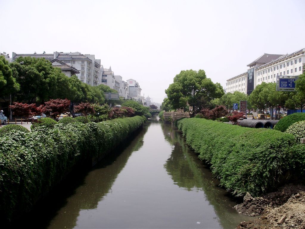 Достопримечательность Сучжоу - канал по центру улицы Ганьцзян