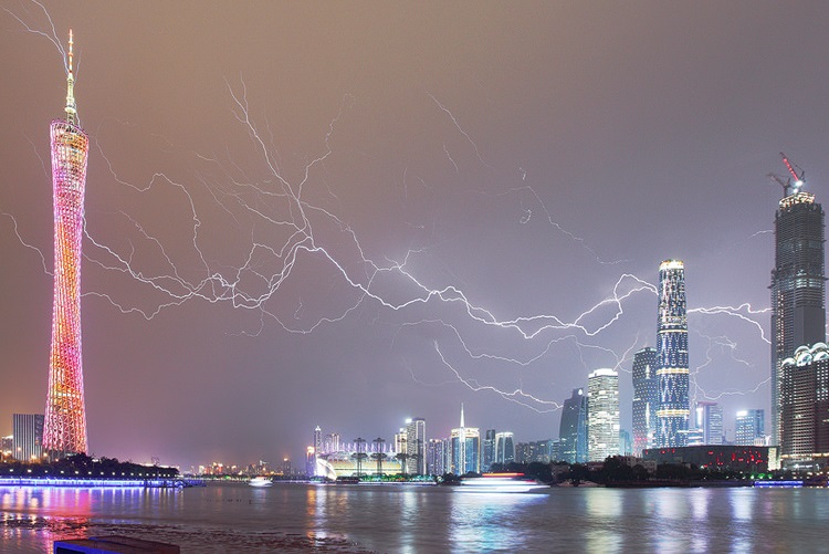 Гуанчжоу - Кантонская башня в грозу