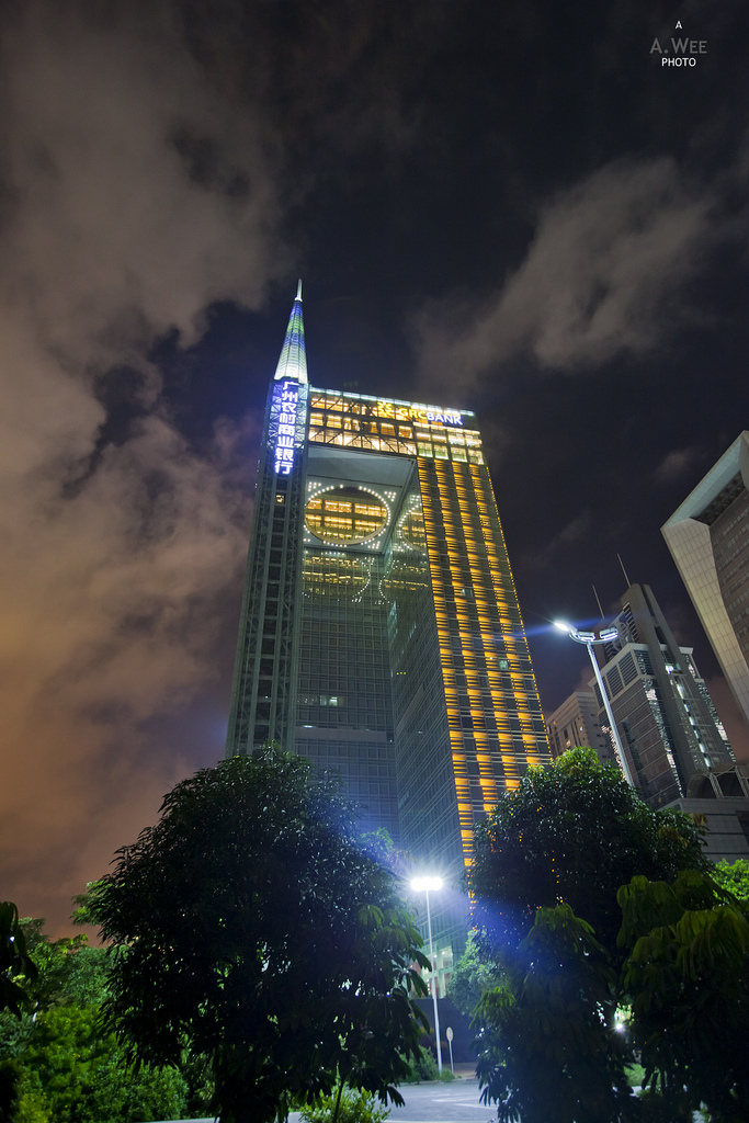 Гуанчжоу - здание кредитцентра - словно с гигантским карандашом